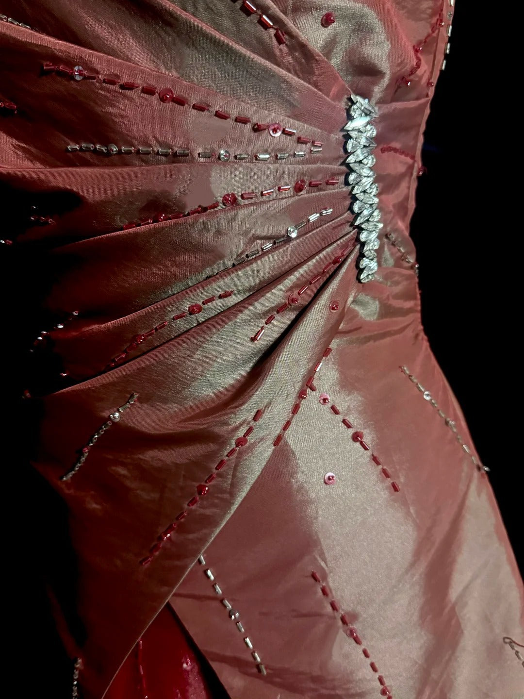 Robes de bal longues élégantes A-line en satin rouge avec perles col en V robe de soirée robe de graduation MP371