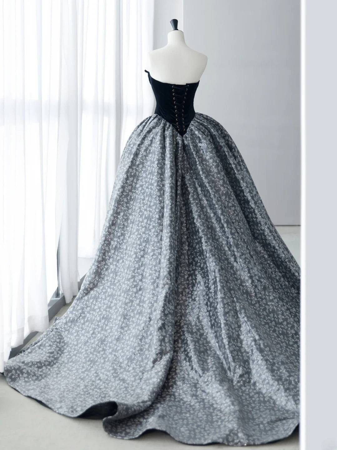 Glitzernde Abschlussballkleider Inspiration A-Linie Trägerloses Geblümtes Ballkleid MP236