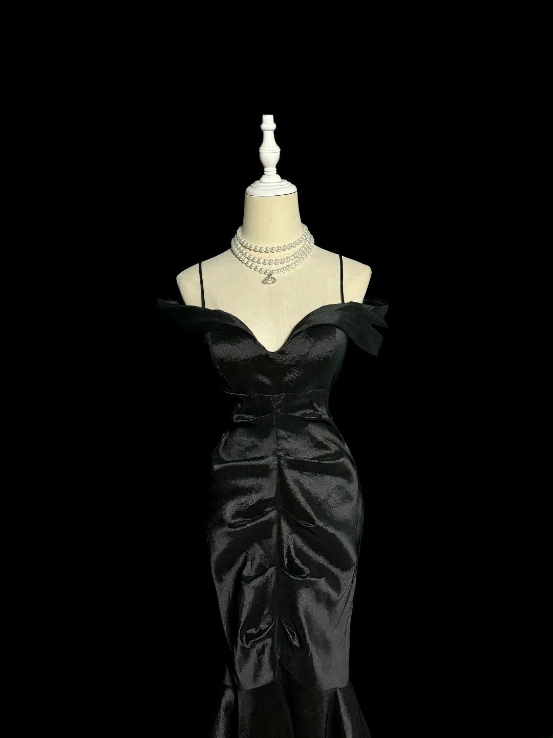 Bescheidene lange Ballkleider Meerjungfrau Spaghettiträger Schwarzes Satin-Abendkleid Abschlussballkleid MP383