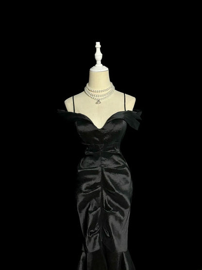 Bescheidene lange Ballkleider Meerjungfrau Spaghettiträger Schwarzes Satin-Abendkleid Abschlussballkleid MP383
