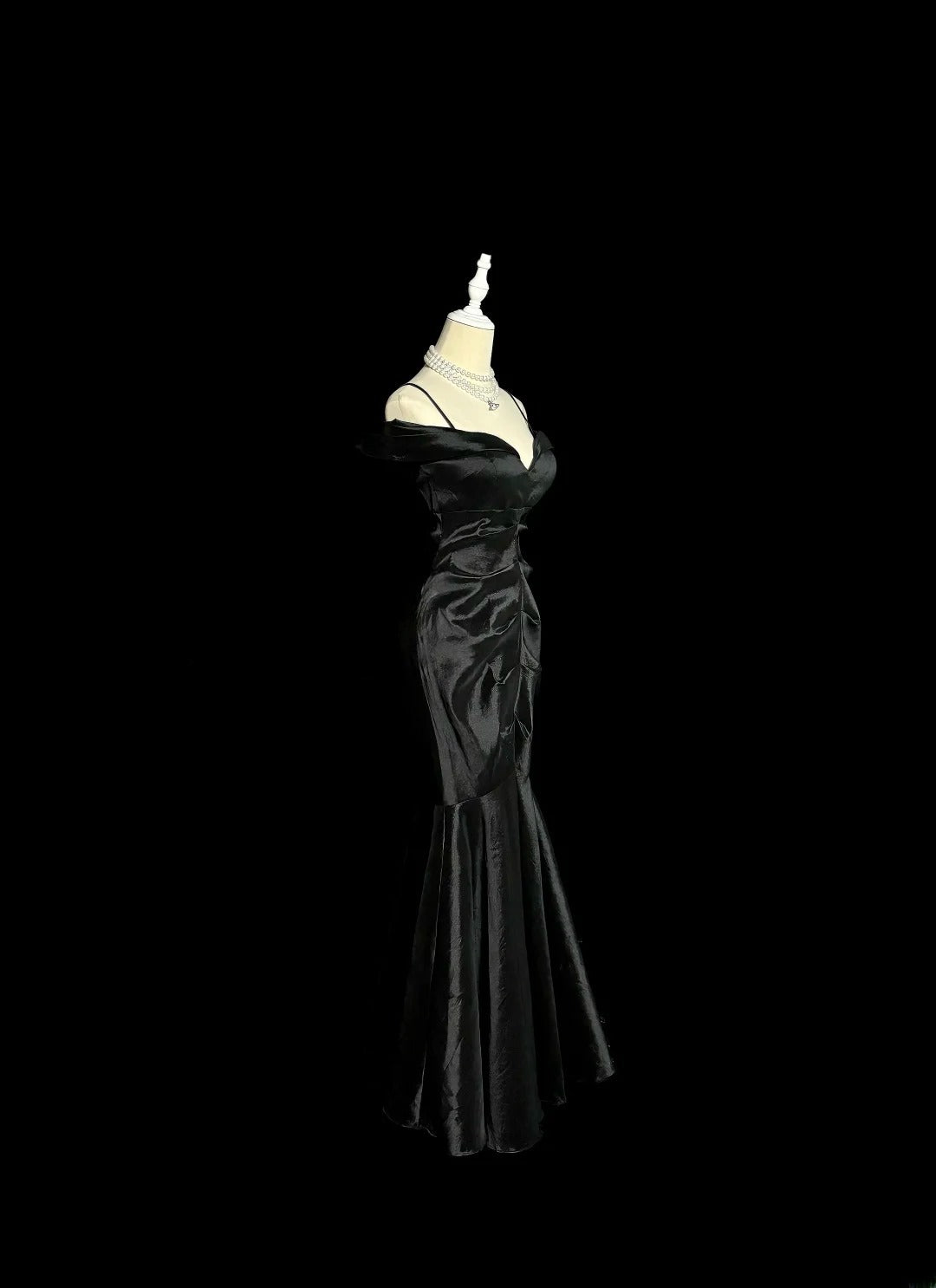 Bescheidene lange Ballkleider Meerjungfrau Spaghettiträger Schwarzes Satin-Abendkleid Abschlussballkleid MP383