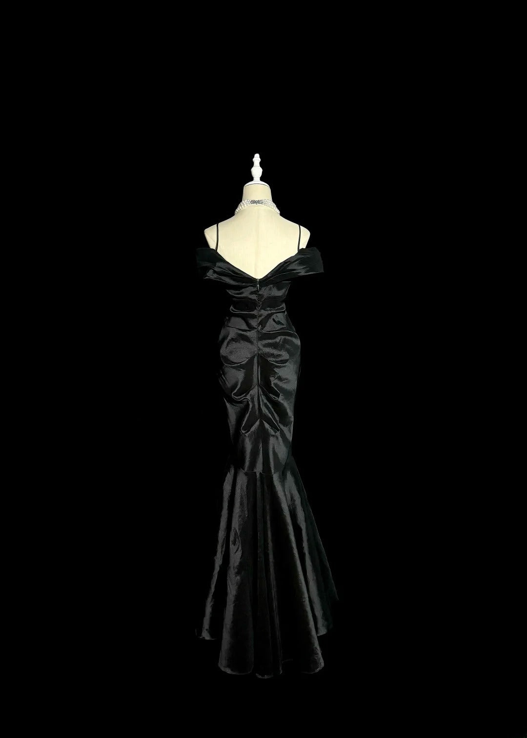 Bescheidene lange Ballkleider Meerjungfrau Spaghettiträger Schwarzes Satin-Abendkleid Abschlussballkleid MP383