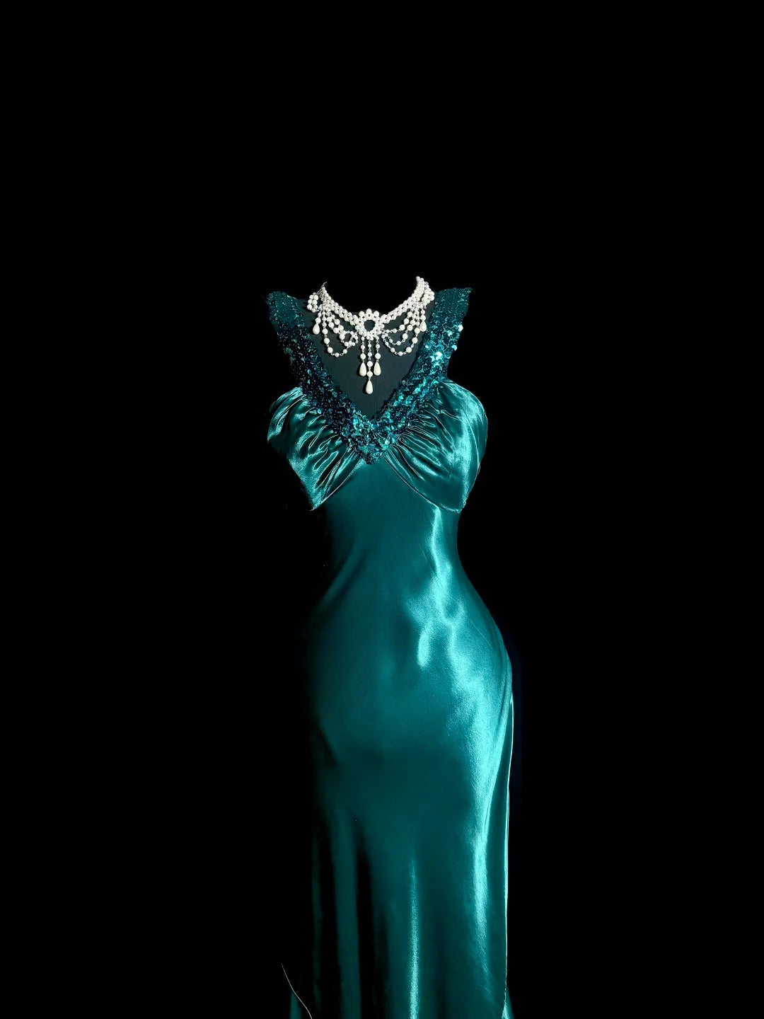 Bescheidene lange Ballkleider Meerjungfrau V-Ausschnitt mit plissierten Perlen Satin Abendkleid Abschlusskleid MP385