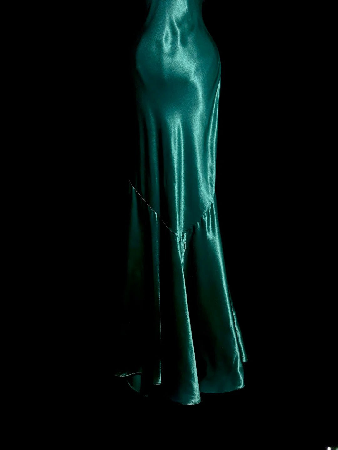 Bescheidene lange Ballkleider Meerjungfrau V-Ausschnitt mit plissierten Perlen Satin Abendkleid Abschlusskleid MP385