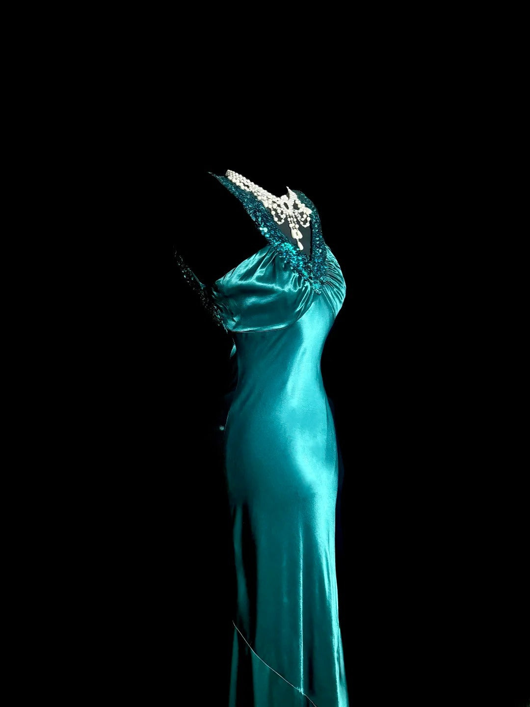 Bescheidene lange Ballkleider Meerjungfrau V-Ausschnitt mit plissierten Perlen Satin Abendkleid Abschlusskleid MP385
