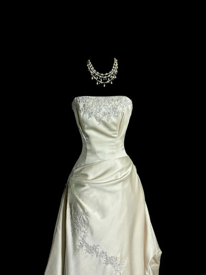 Vintage Ballkleid Trägerlos Elfenbein Mit Applikationen Hofschleppe Prinzessin Brautkleider Hochzeitskleider MP392