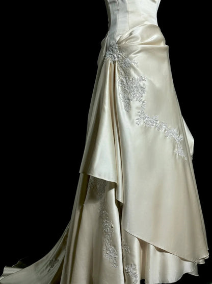 Vintage Ballkleid Trägerlos Elfenbein Mit Applikationen Hofschleppe Prinzessin Brautkleider Hochzeitskleider MP392