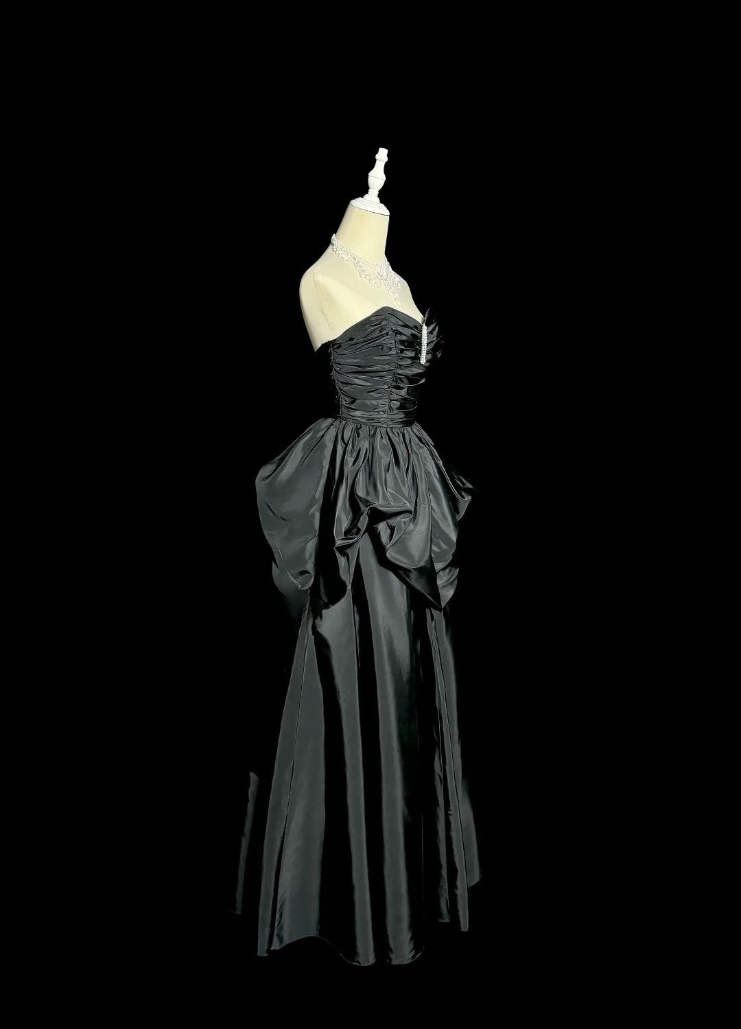 Ravissante Robe de Bal Longue de Soirée sans Manches en Satin Noir Coupe Trapèze Col Cœur pour Cérémonie de Remise de Diplôme MP490
