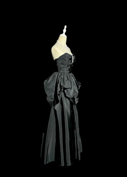 Ravissante Robe de Bal Longue de Soirée sans Manches en Satin Noir Coupe Trapèze Col Cœur pour Cérémonie de Remise de Diplôme MP490