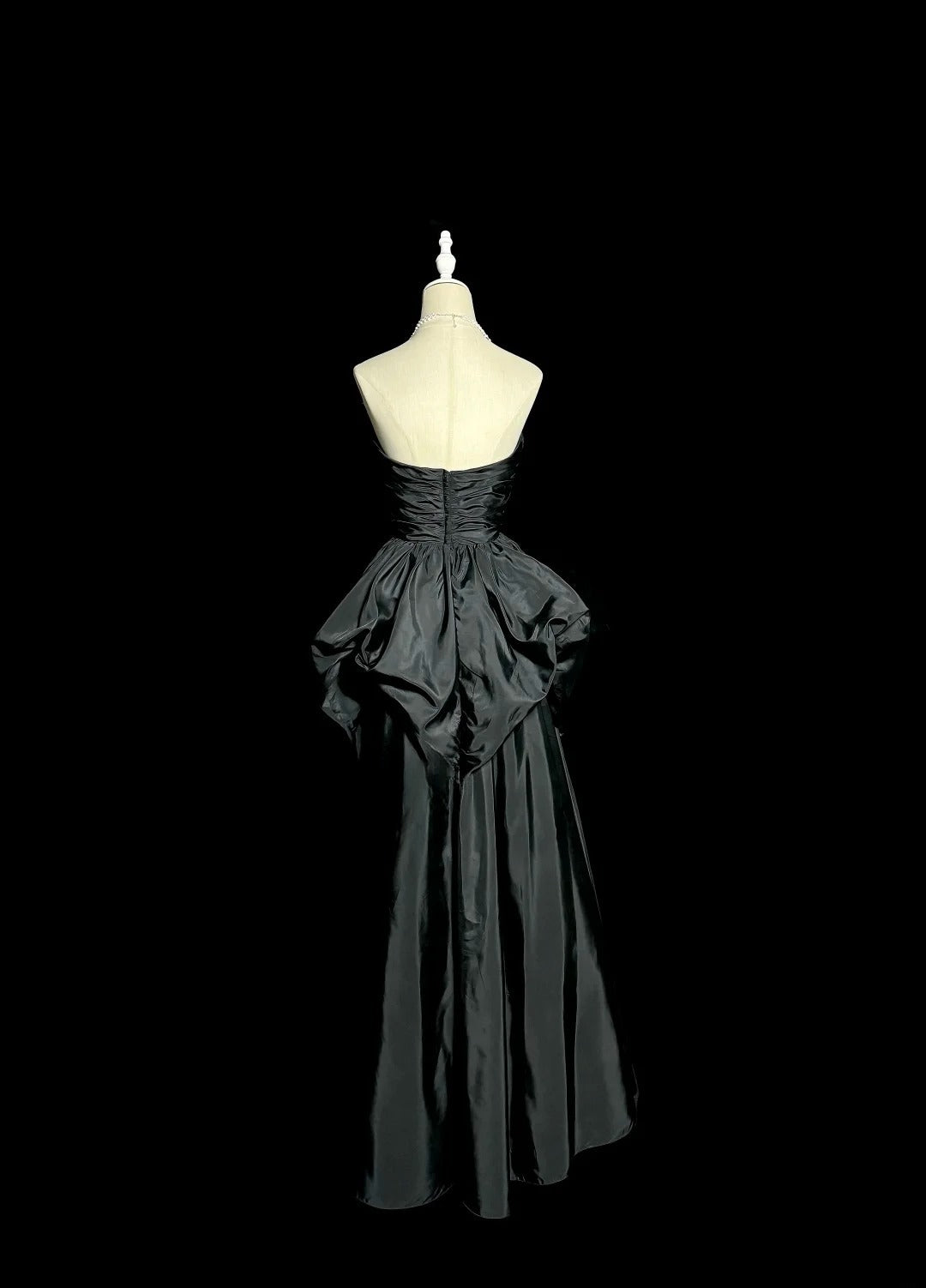 Ravissante Robe de Bal Longue de Soirée sans Manches en Satin Noir Coupe Trapèze Col Cœur pour Cérémonie de Remise de Diplôme MP490