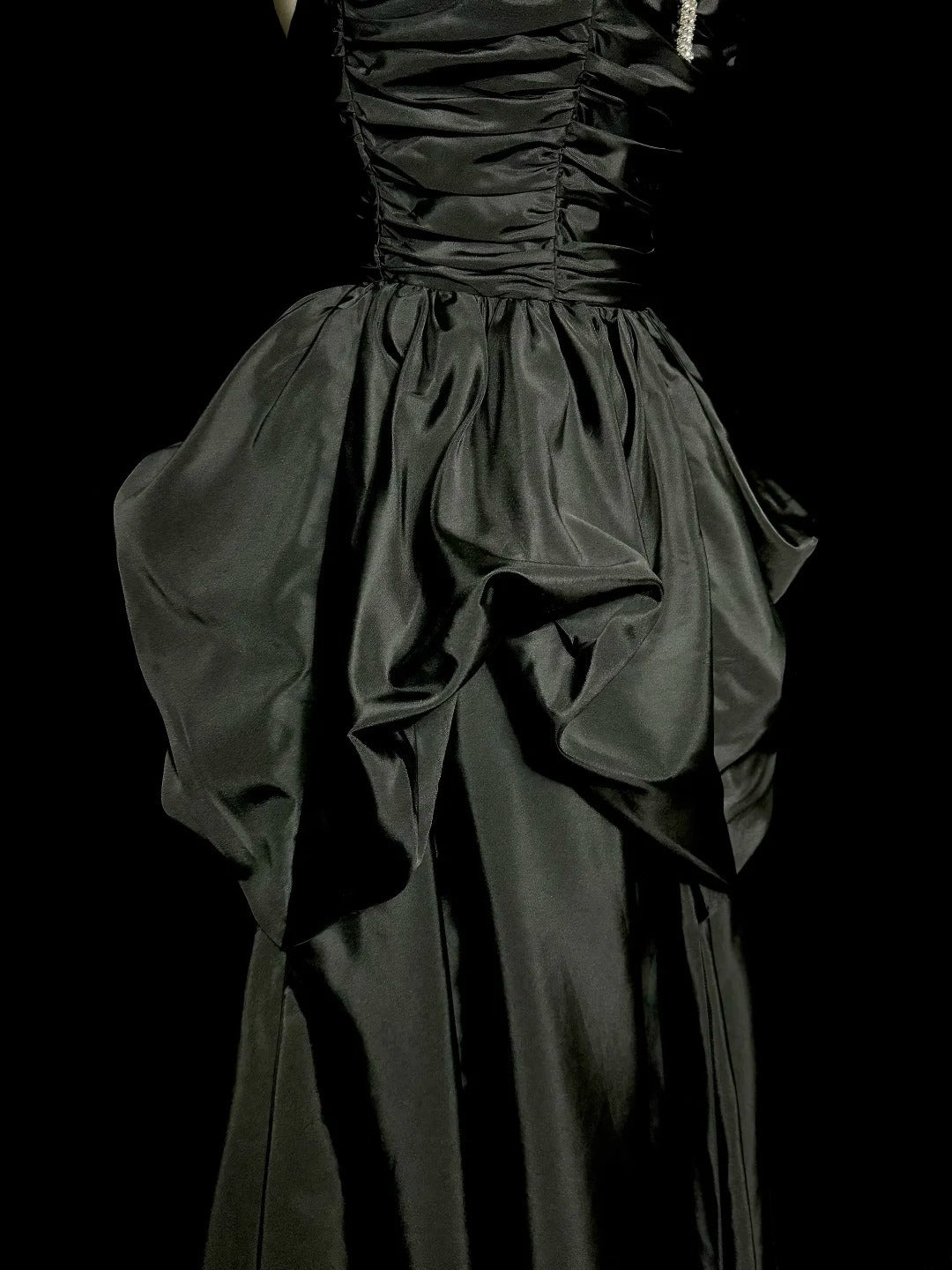 Ravissante Robe de Bal Longue de Soirée sans Manches en Satin Noir Coupe Trapèze Col Cœur pour Cérémonie de Remise de Diplôme MP490