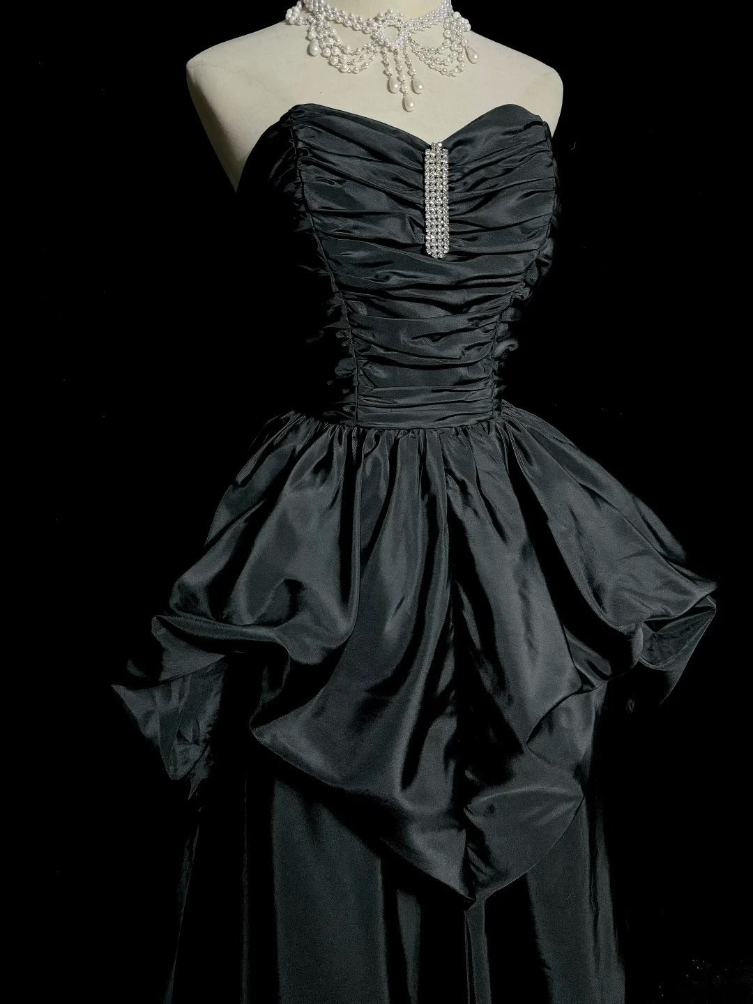 Ravissante Robe de Bal Longue de Soirée sans Manches en Satin Noir Coupe Trapèze Col Cœur pour Cérémonie de Remise de Diplôme MP490