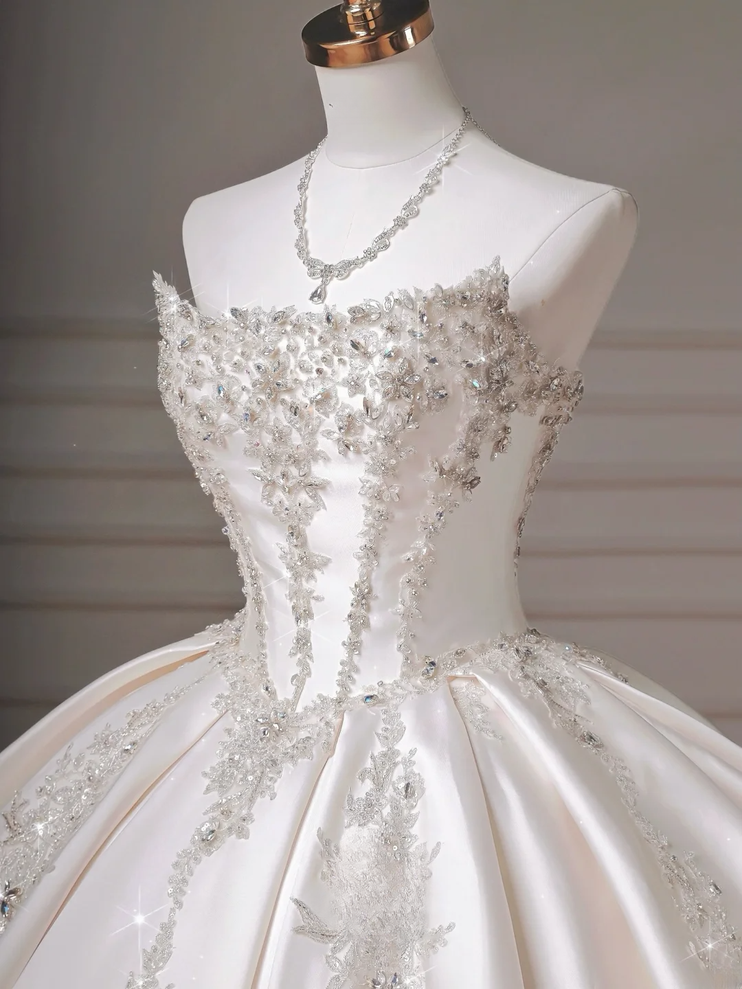 Timeless Ball Gown Strapless Ivory Satin Lace Tulle With Appliques Princess Wedding Dresses MP004