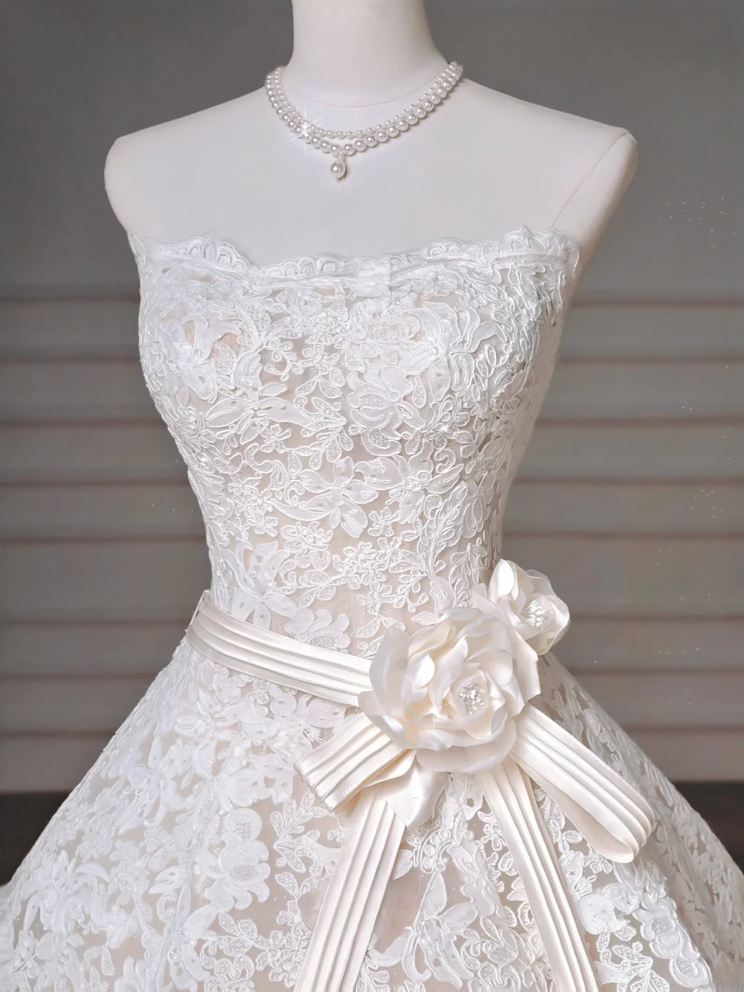 Timeless Ball Gown Strapless Lace Sleeveless With Flower Bridal Gowns Princess Wedding Dresses MP008