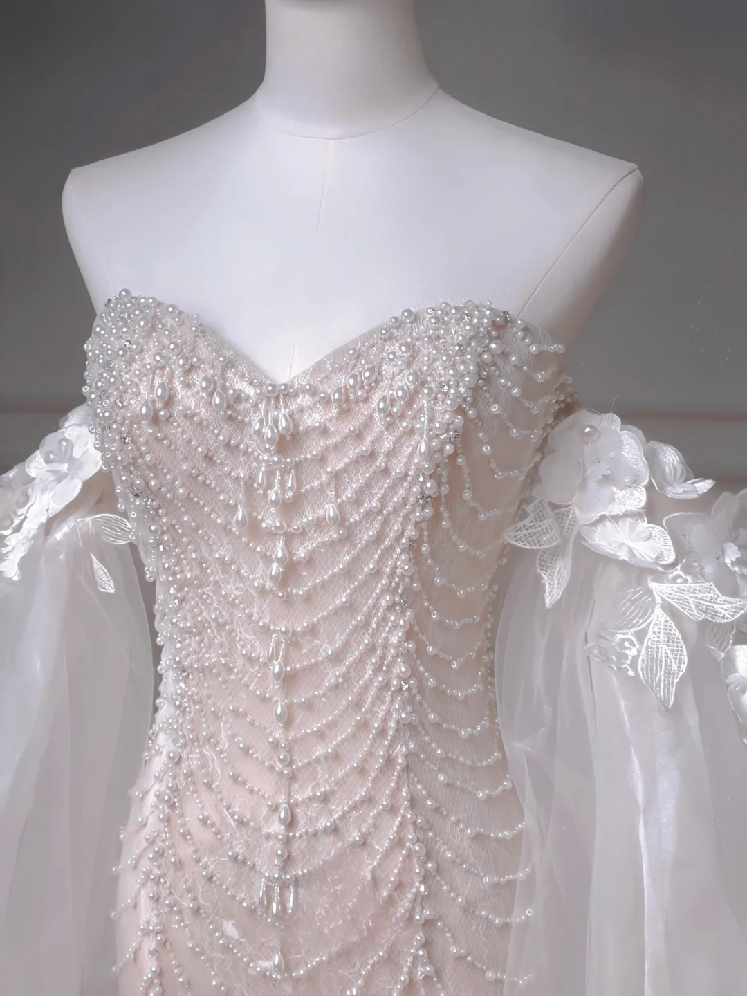 Robe de mariée de princesse intemporelle en tulle blanc avec appliques de perles et manches amovibles, coupe sirène, MP012