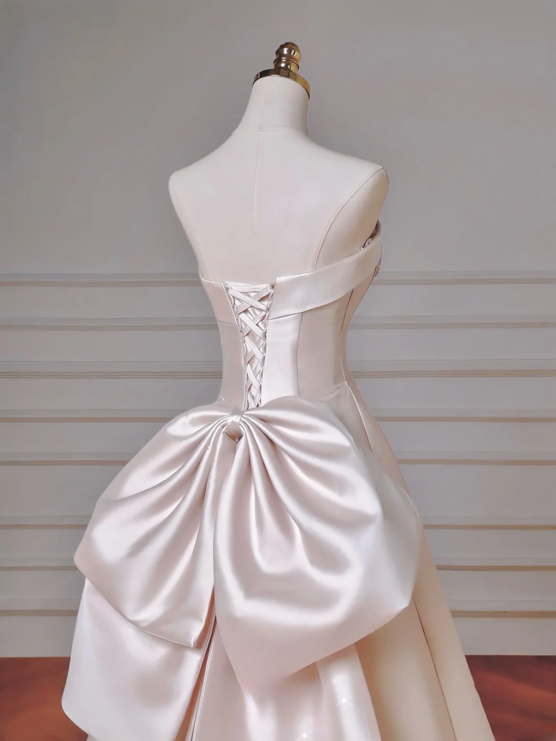Schlichtes Ballkleid Trägerlos Ärmellos Applikationen Spitze mit Perlenbesetztem Oberteil Prinzessin Brautkleider MP014