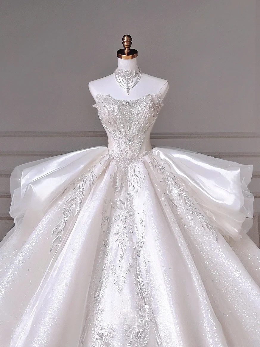 Zeitloses Ballkleid, herzförmiger Ausschnitt, Pailletten, ärmellos mit perlenbesticktem Oberteil, weiße Brautkleider, Prinzessinnen-Hochzeitskleider MP015