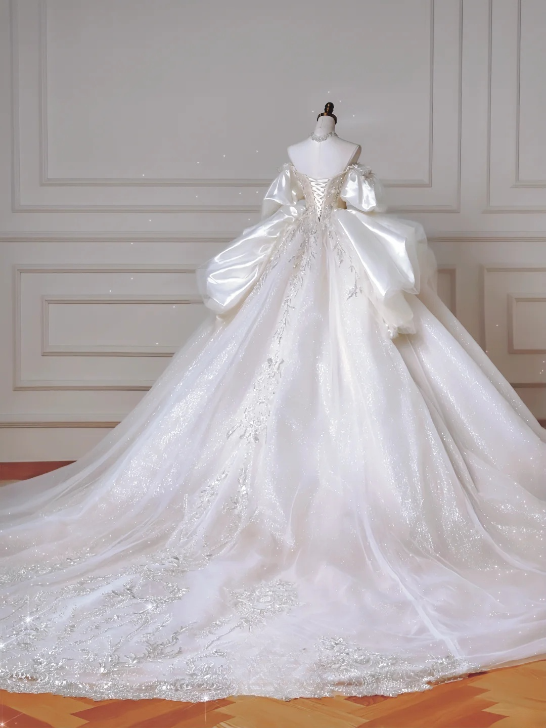 Zeitloses Ballkleid, herzförmiger Ausschnitt, Pailletten, ärmellos mit perlenbesticktem Oberteil, weiße Brautkleider, Prinzessinnen-Hochzeitskleider MP015