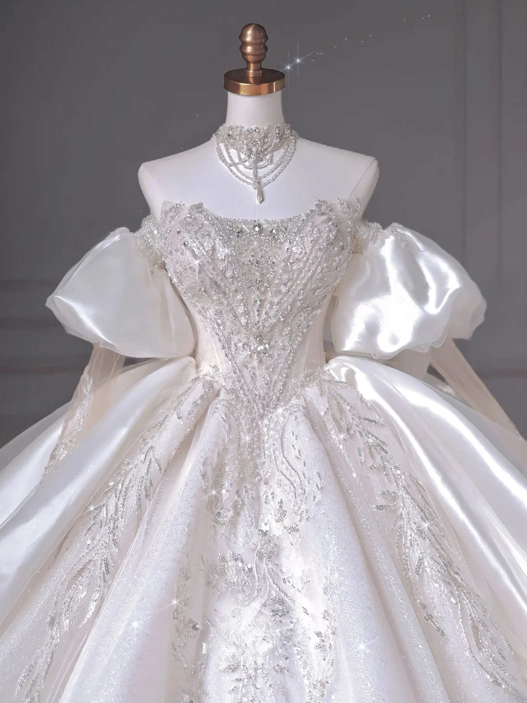 Zeitloses Ballkleid, herzförmiger Ausschnitt, Pailletten, ärmellos mit perlenbesticktem Oberteil, weiße Brautkleider, Prinzessinnen-Hochzeitskleider MP015