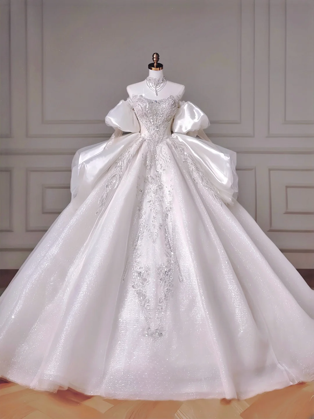 Zeitloses Ballkleid, herzförmiger Ausschnitt, Pailletten, ärmellos mit perlenbesticktem Oberteil, weiße Brautkleider, Prinzessinnen-Hochzeitskleider MP015