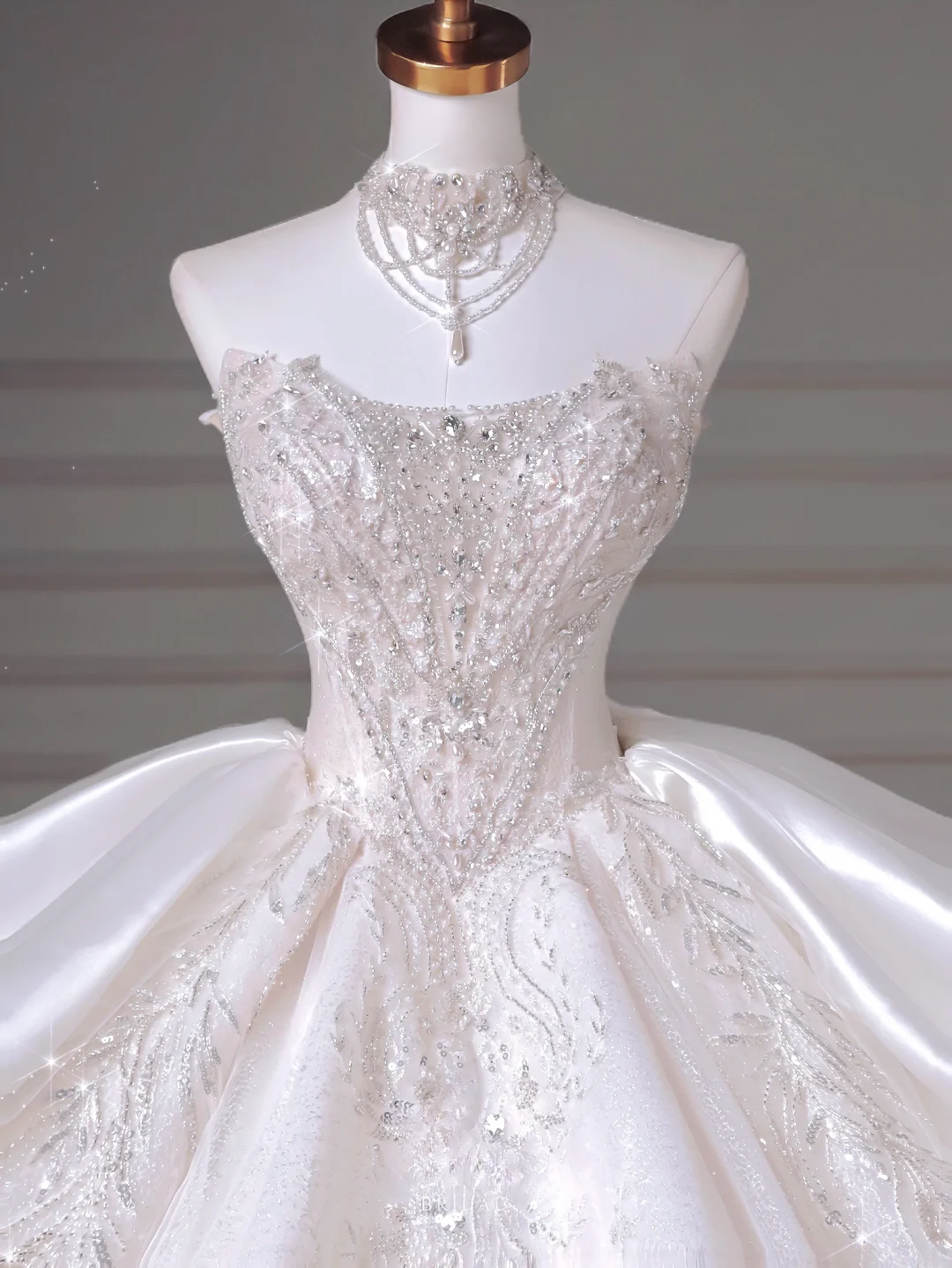 Zeitloses Ballkleid, herzförmiger Ausschnitt, Pailletten, ärmellos mit perlenbesticktem Oberteil, weiße Brautkleider, Prinzessinnen-Hochzeitskleider MP015