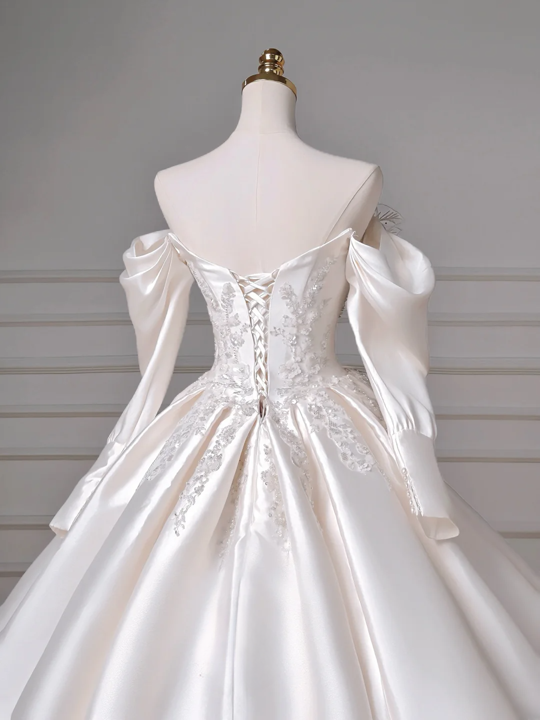Timeless Ball Gown Sweetheart White Satin Sparkle With Beaded Bodice Appliques Removable Long Sleeves Princess Bridal Gown Wedding Dresses MP016