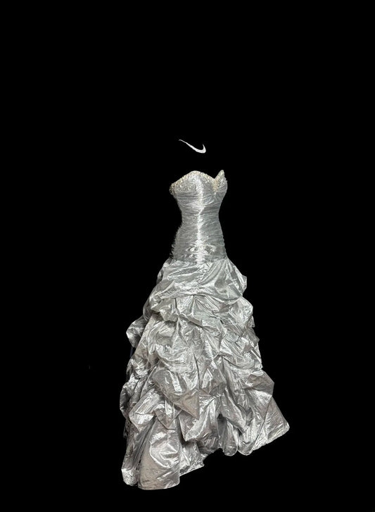 Elegantes Ballkleid, herzförmiger Ausschnitt, silbernes Ballkleid, ärmellos, bodenlang, plissiert, Partykleider MP527