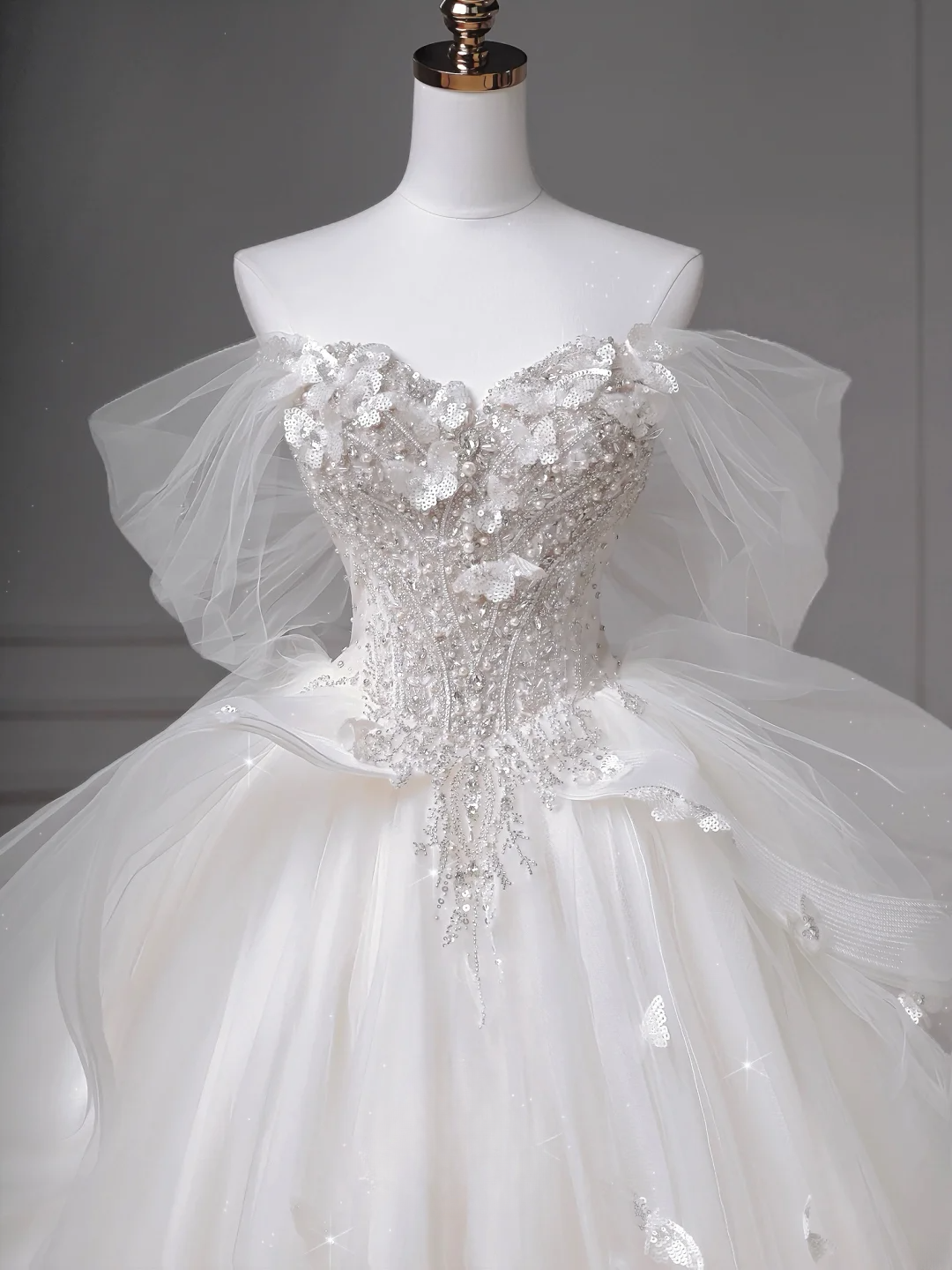 Zeitloses Ballkleid Schulterfrei Weißer Tüll Glitzerbesetztes Oberteil Mit Ärmeln Perlenbesetzte Applikationen Prinzessinnen-Brautkleider Hochzeitskleider MP018