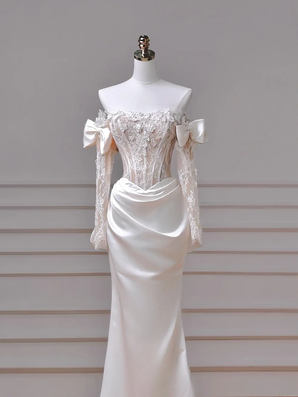 Elegantes Meerjungfrauen-Brautkleid schulterfrei, weiß, Satin mit langen Ärmeln, Spitzenmieder, Prinzessin, Hochzeitskleider MP020
