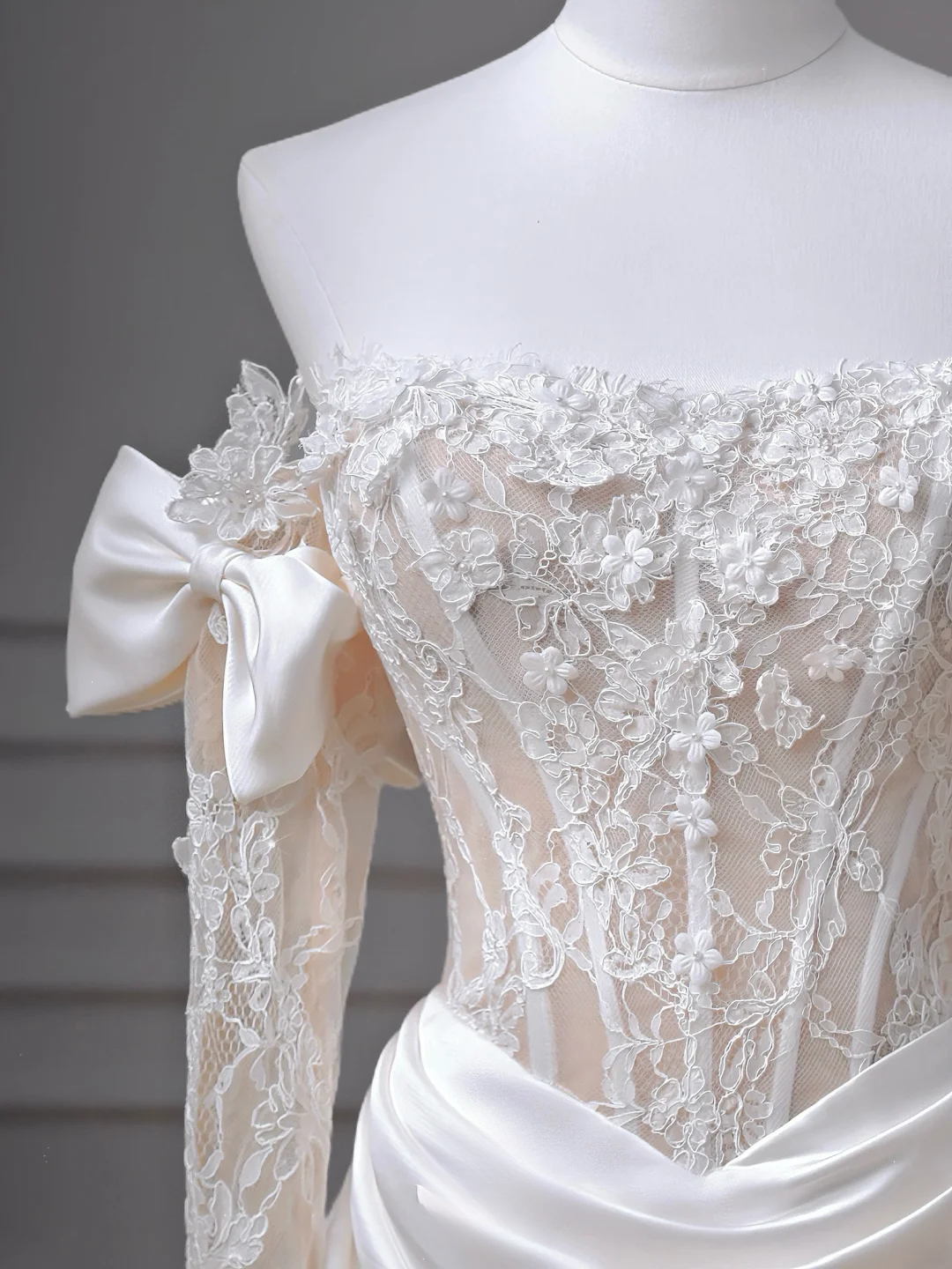 Elegantes Meerjungfrauen-Brautkleid schulterfrei, weiß, Satin mit langen Ärmeln, Spitzenmieder, Prinzessin, Hochzeitskleider MP020