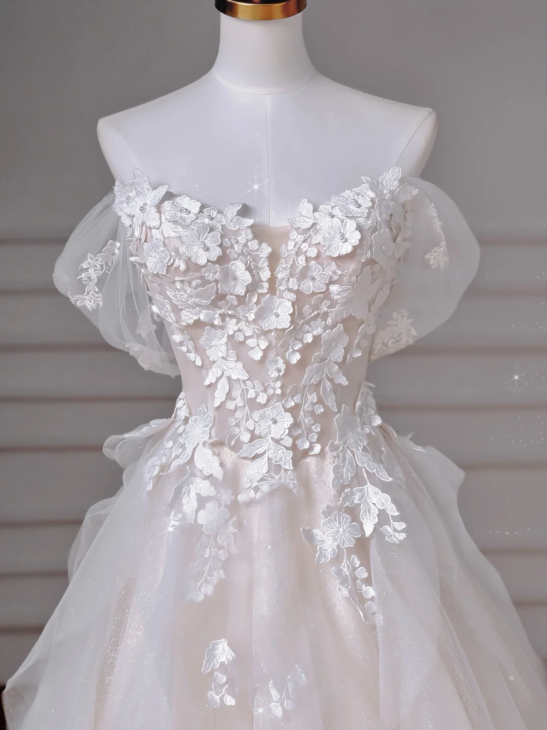 Zeitloses Ballkleid Schulterfrei Weiß Tüll Applikationen Mieder Mit Ärmeln Weiße Prinzessinnen Brautkleider Hochzeitskleider MP021