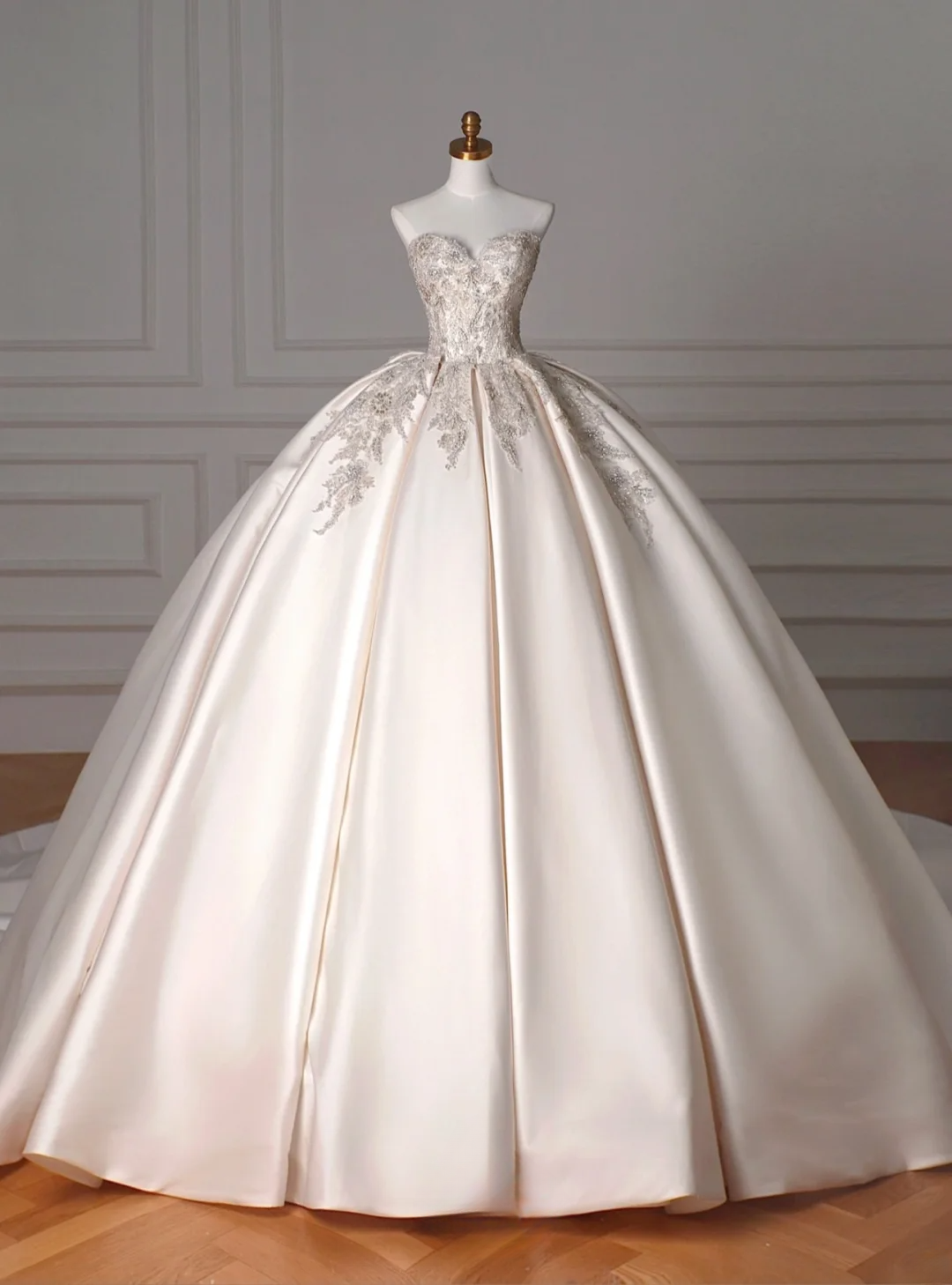 Zeitloses Ballkleid, herzförmiger Ausschnitt, Satin mit Perlenbesatz, Applikationen, Prinzessinnen-Brautkleid, Hochzeitskleid MP022
