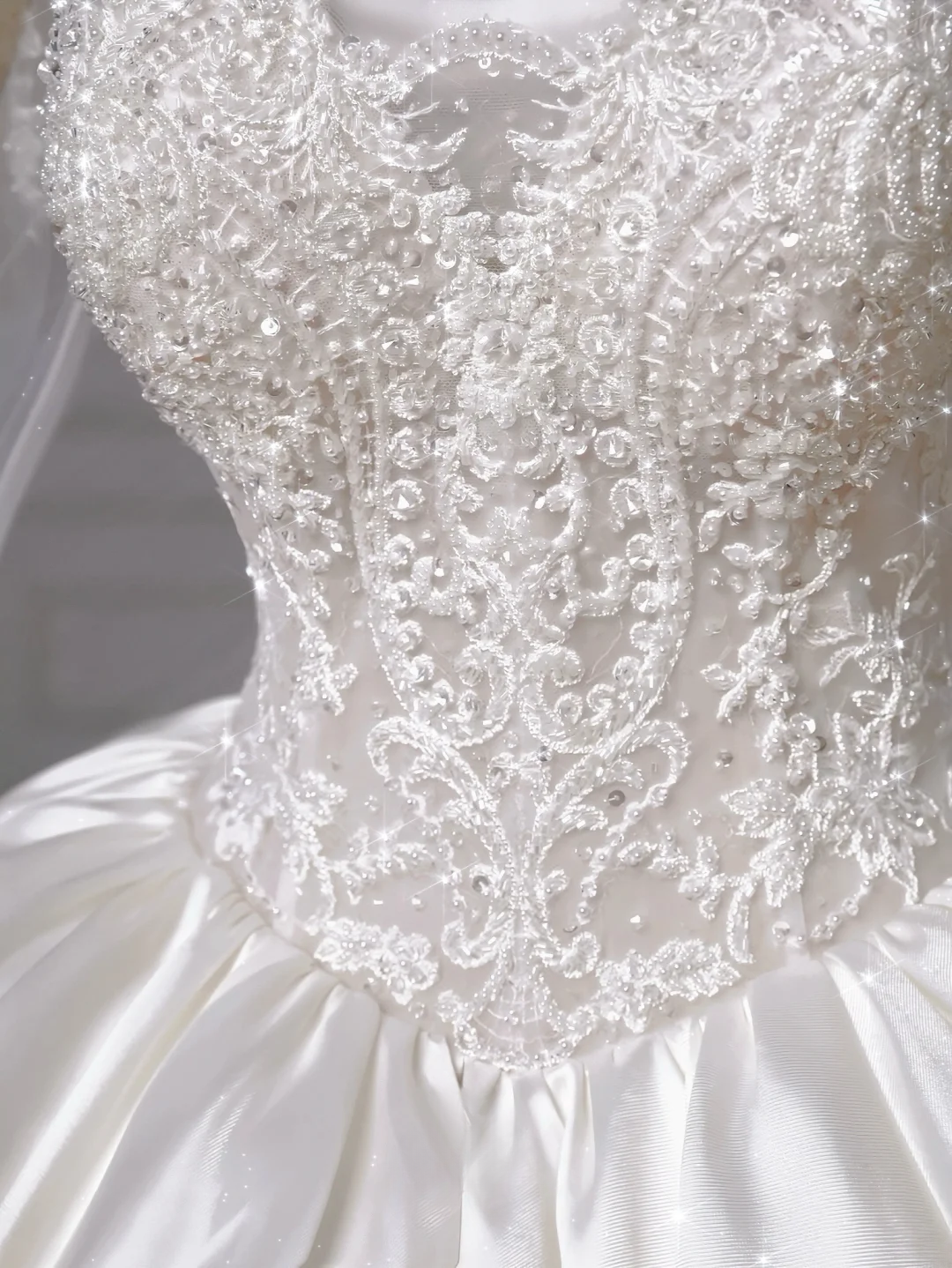 Timeless Ball Gown Sweetheart Satin With Long Sleeves Appliques Sweep Train Bodice Appliques Princess Bridal Gowns Wedding Dresses MP027