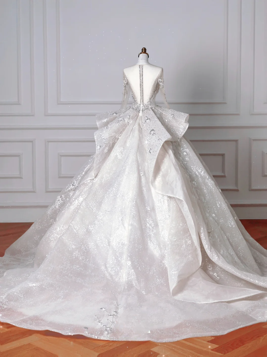 Robes de mariée princesse intemporelles avec encolure dégagée, paillettes, manches longues, perles, cristaux, traîne, bustier MP032