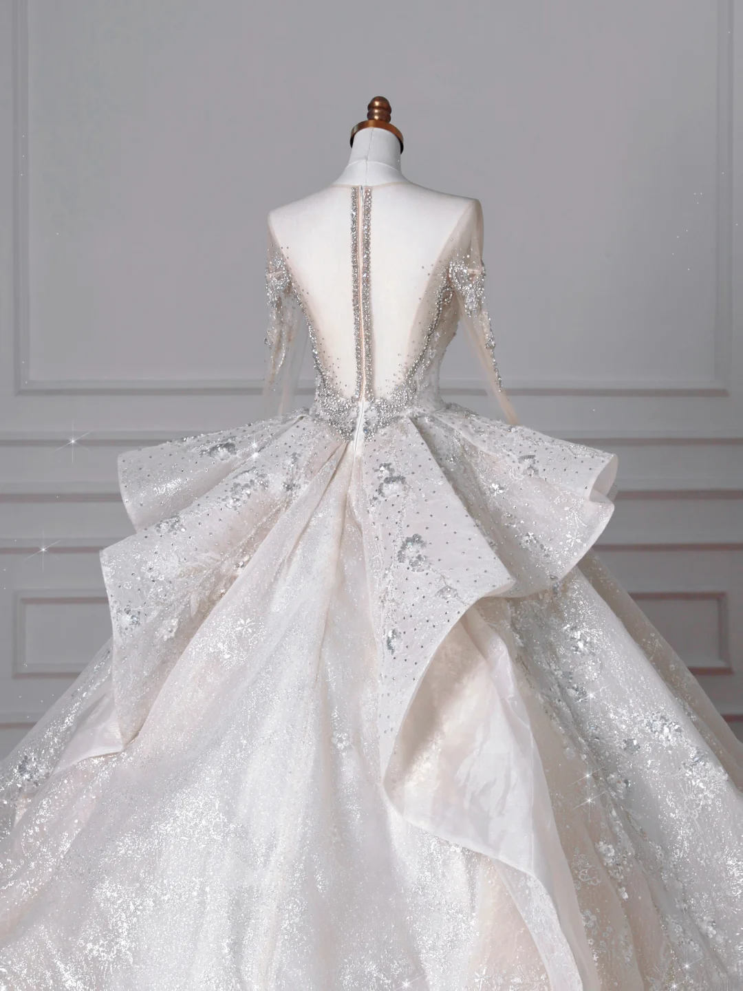 Robes de mariée princesse intemporelles avec encolure dégagée, paillettes, manches longues, perles, cristaux, traîne, bustier MP032