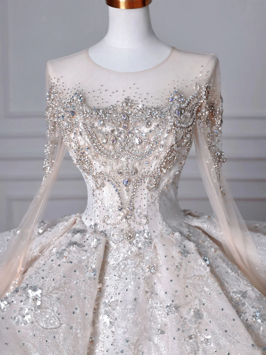 Robes de mariée princesse intemporelles avec encolure dégagée, paillettes, manches longues, perles, cristaux, traîne, bustier MP032