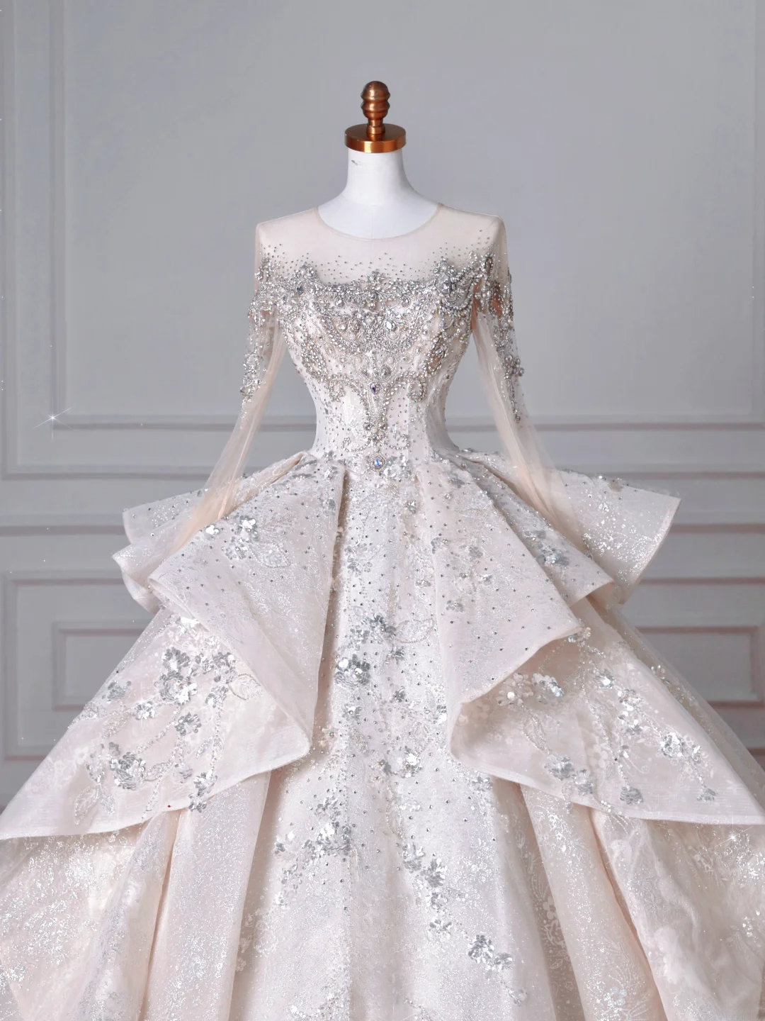 Robes de mariée princesse intemporelles avec encolure dégagée, paillettes, manches longues, perles, cristaux, traîne, bustier MP032