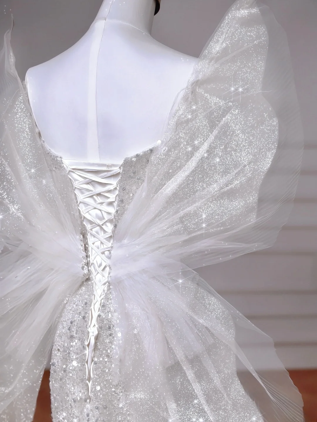 Robes de mariée Princesse de conte de fées Sirène Bustier Blanc avec papillons brodés de cristaux Traîne Balayage Corsage Robes de mariée MP034