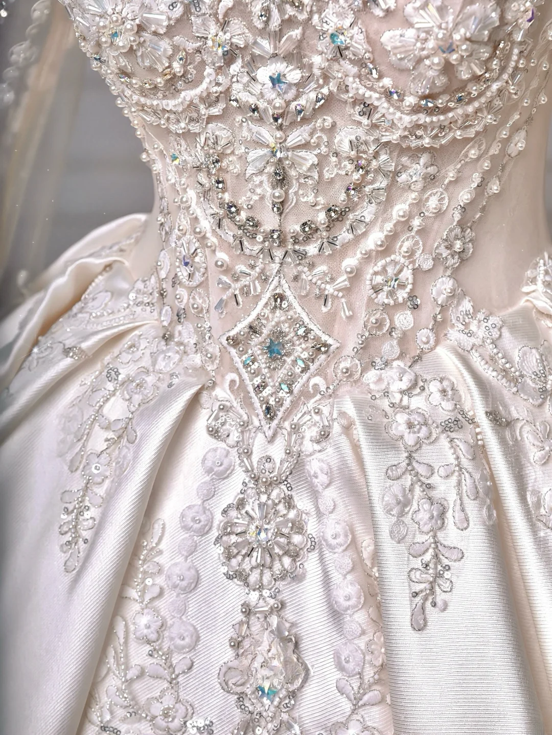 Robe de bal intemporelle en satin à col en V avec manches longues, appliques, traîne balayante, corsage appliqué, robes de mariée princesse MP035
