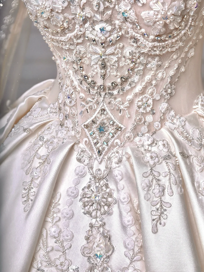Robe de bal intemporelle en satin à col en V avec manches longues, appliques, traîne balayante, corsage appliqué, robes de mariée princesse MP035