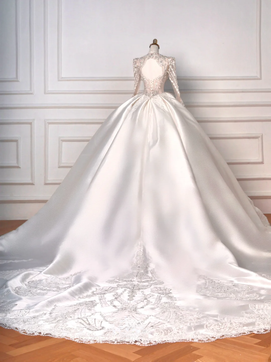 Robe de bal intemporelle en satin à col en V avec manches longues, appliques, traîne balayante, corsage appliqué, robes de mariée princesse MP035