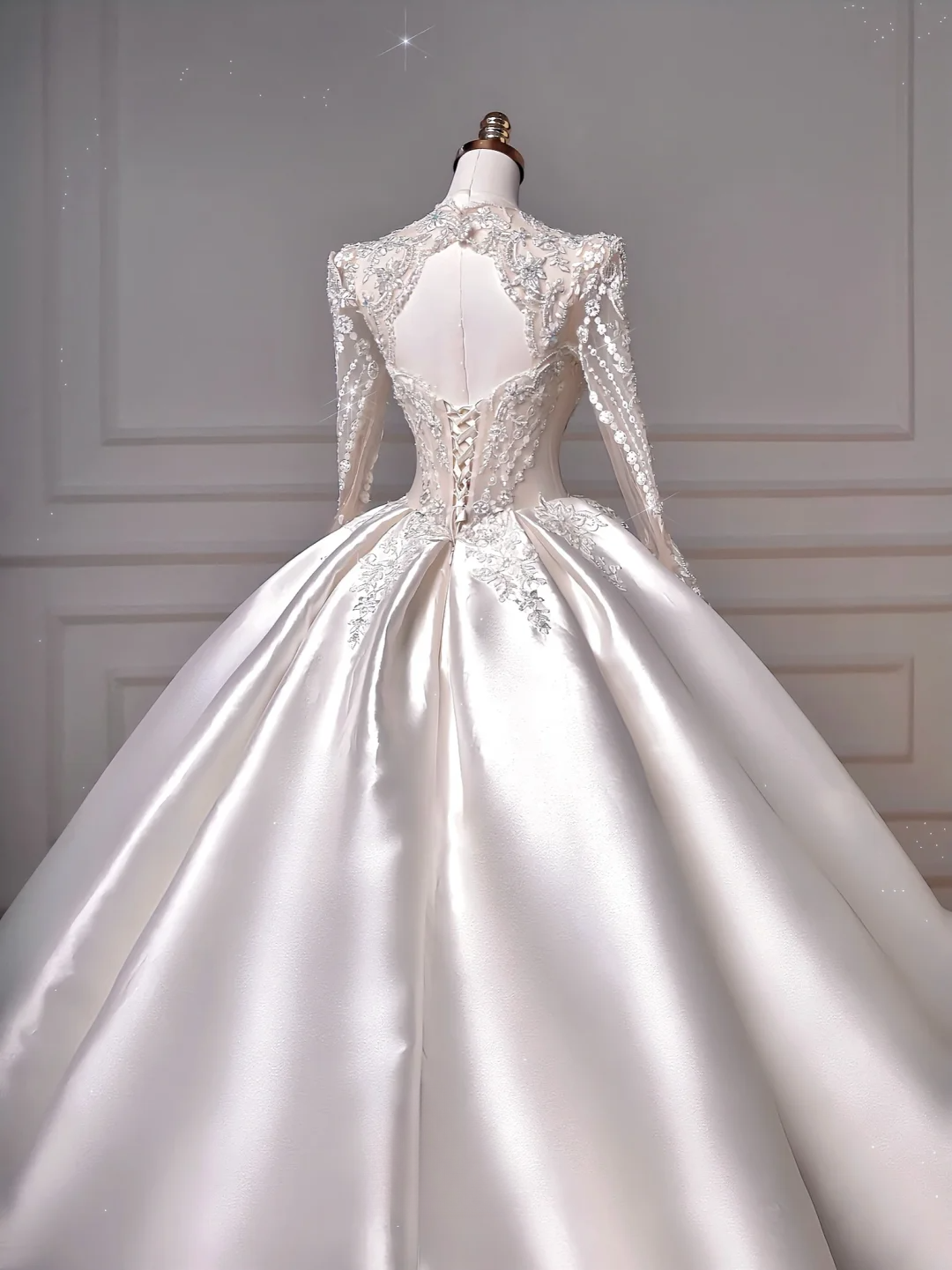 Robe de bal intemporelle en satin à col en V avec manches longues, appliques, traîne balayante, corsage appliqué, robes de mariée princesse MP035