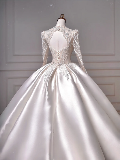Robe de bal intemporelle en satin à col en V avec manches longues, appliques, traîne balayante, corsage appliqué, robes de mariée princesse MP035
