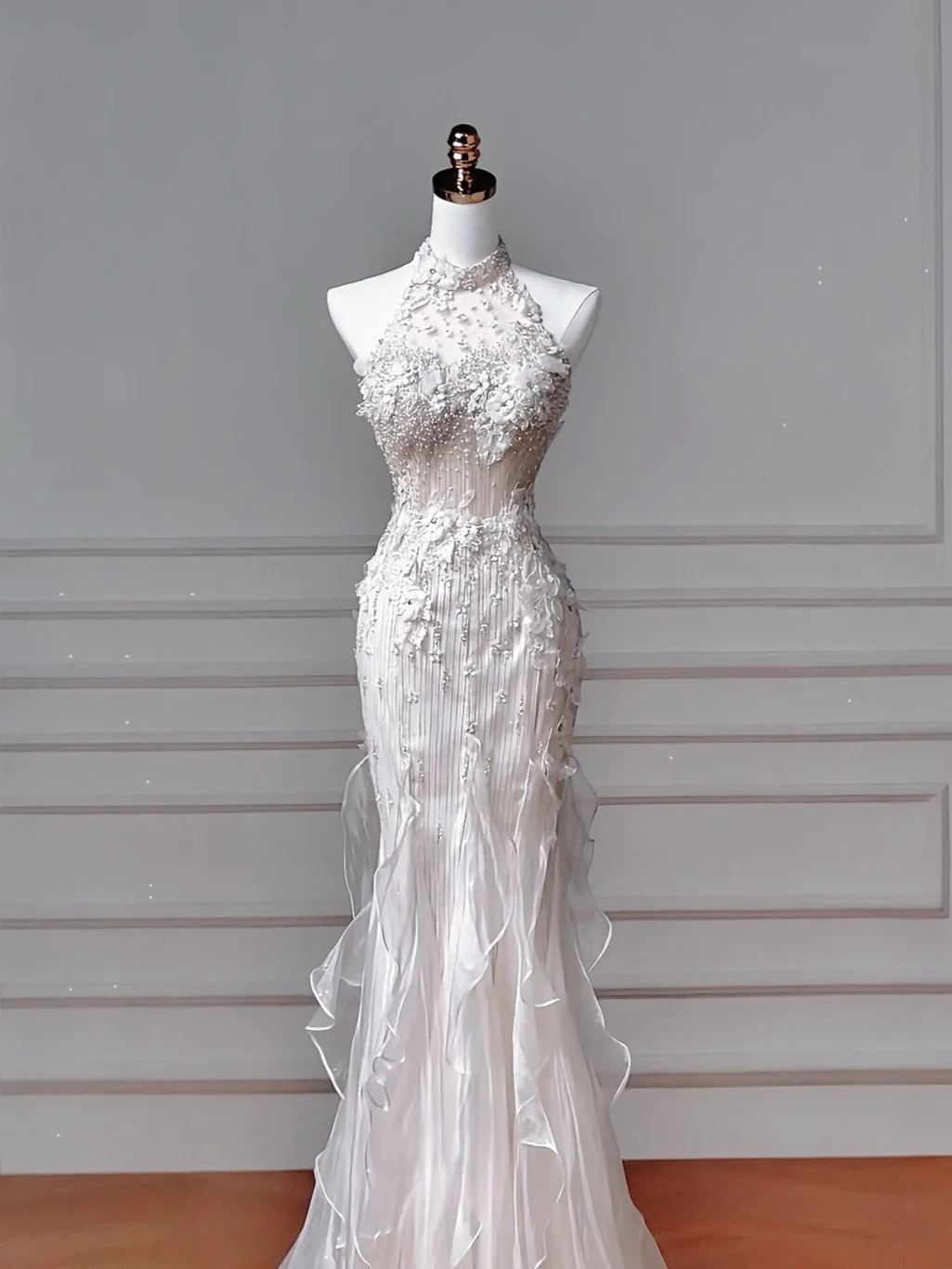 Robes de mariée princesse intemporelles avec col haut en tulle, appliques sans manches, traîne et corsage MP037