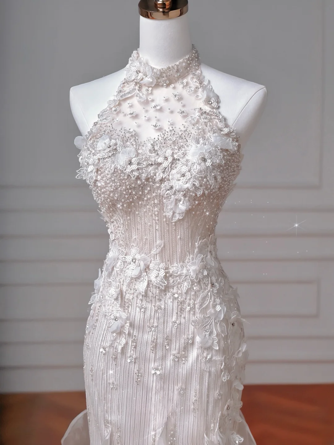 Robes de mariée princesse intemporelles avec col haut en tulle, appliques sans manches, traîne et corsage MP037