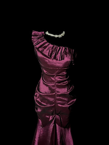 Superbes Robes de Bal Longues de Soirée MP590 en Satin Prune Épaule Dénudée Sirène avec Volants