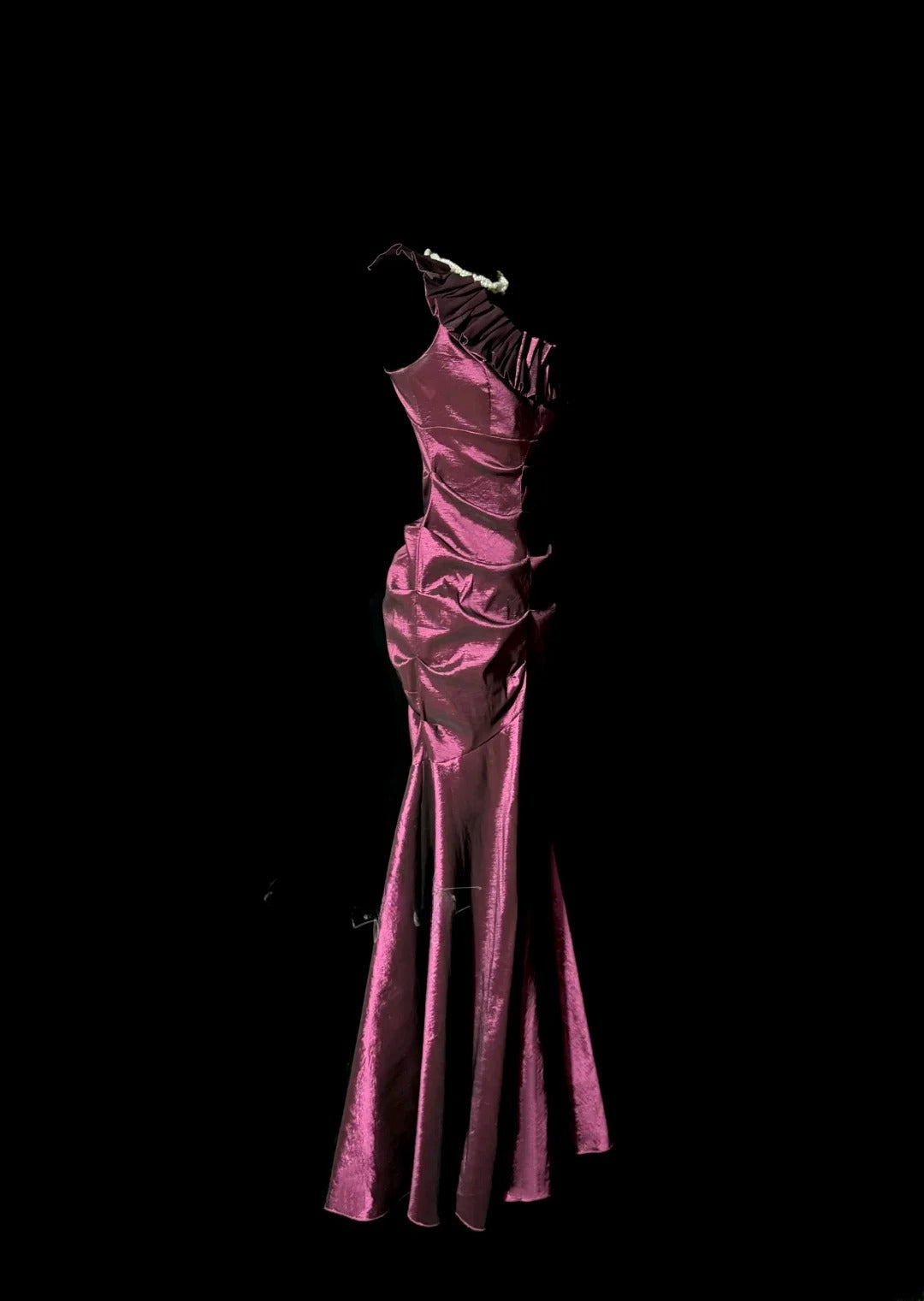 Superbes Robes de Bal Longues de Soirée MP590 en Satin Prune Épaule Dénudée Sirène avec Volants