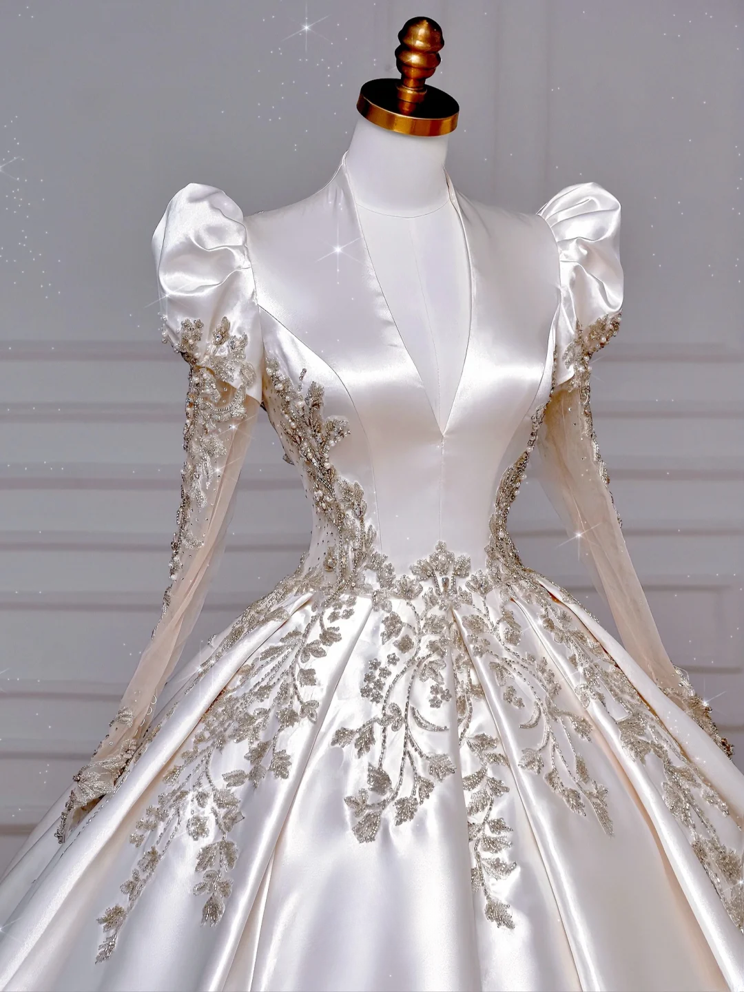 Robe de bal princesse col en V en satin à manches longues corsage perlé avec appliques Robes de mariée princesse MP042