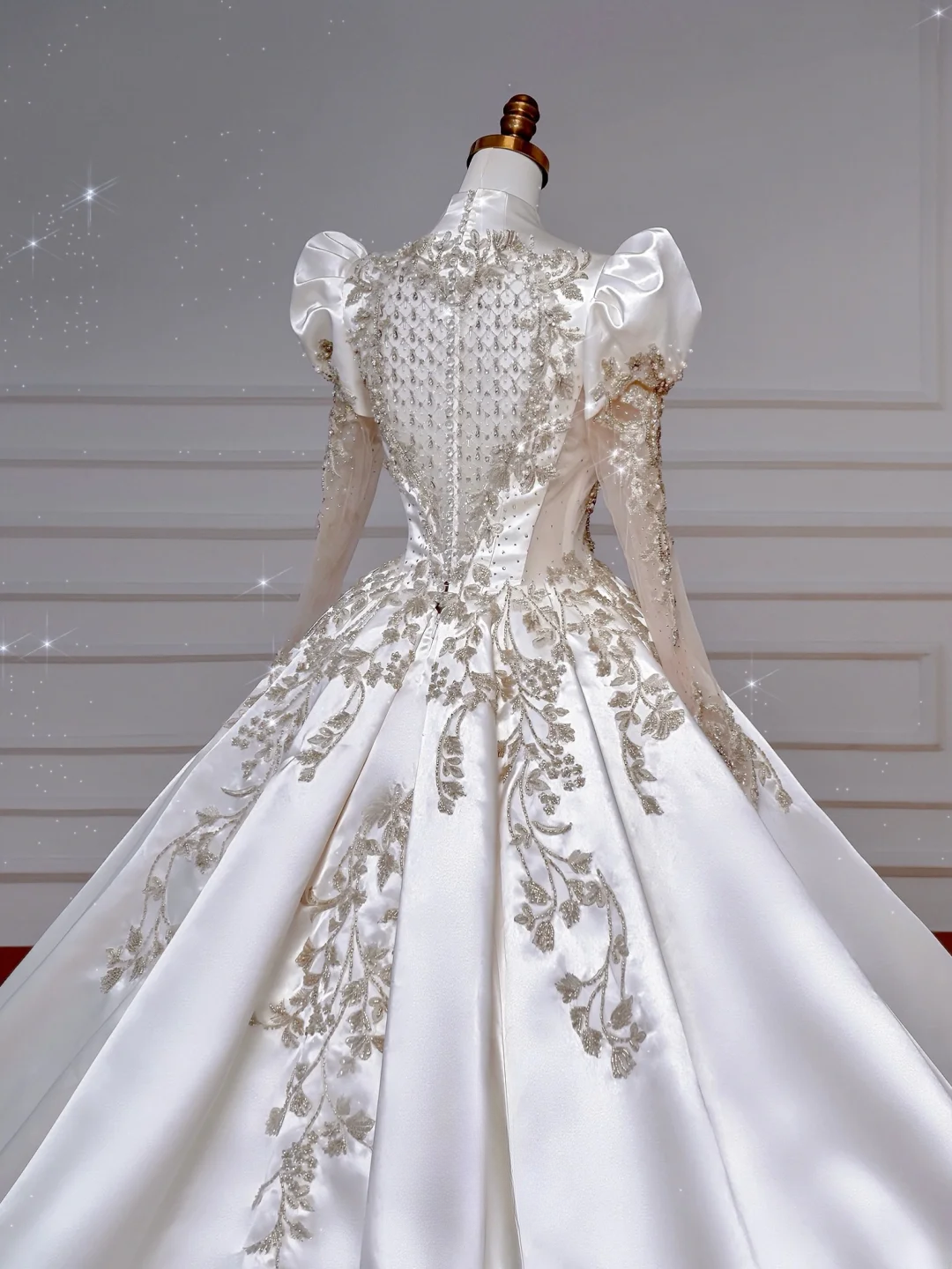 Robe de bal princesse col en V en satin à manches longues corsage perlé avec appliques Robes de mariée princesse MP042
