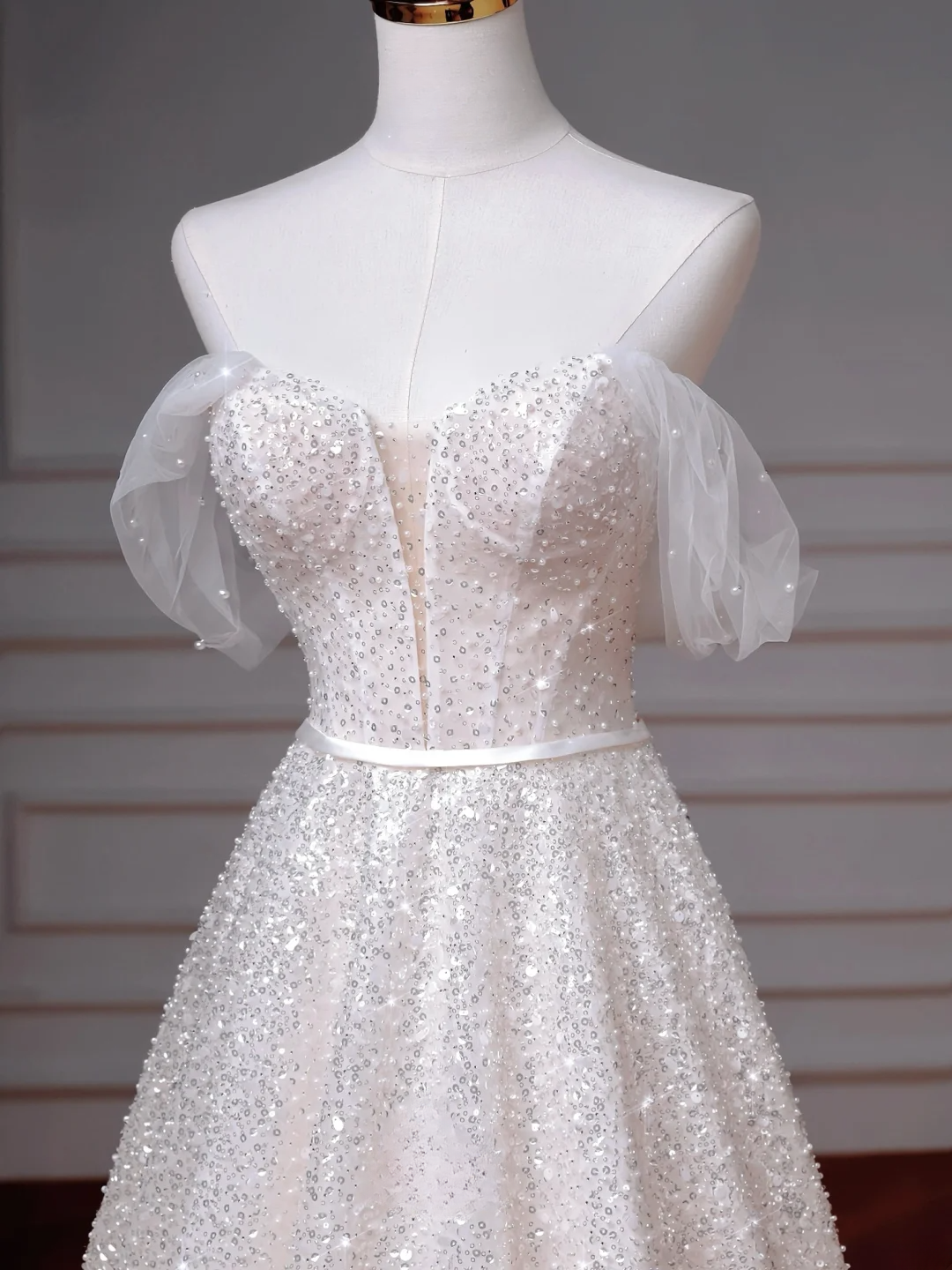 Robes de mariée princesse intemporelles ligne A, épaules dénudées, manches courtes, corsage à sequins, traîne balayée MP043